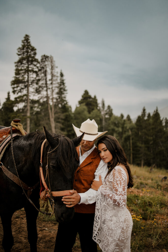 Couples portraits with a horse during an elopement in Colorado 